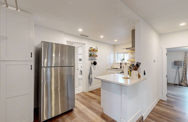 Quiet dog-friendly home w/enclosed yard, firepit, yoga deck - close to town
