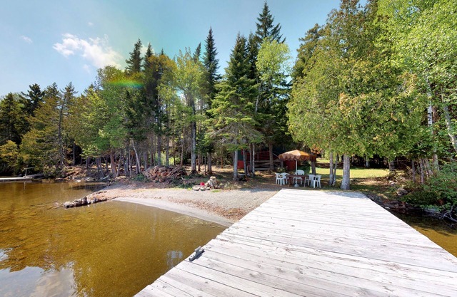 Ruhig, hundefreundlich, Waterfront Getaway w / Privatstrand, Dock und Feuerstelle
