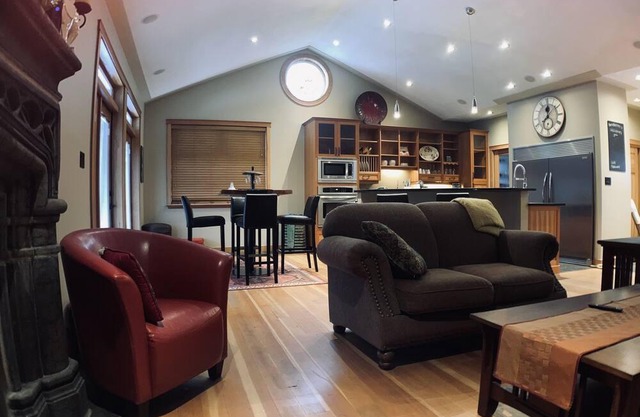 Quiet Executive Noble Guest suite, close to private schools and lake
