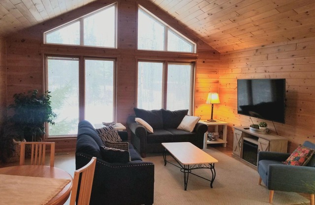 Quiet Family Cabin at West Hawk Lake