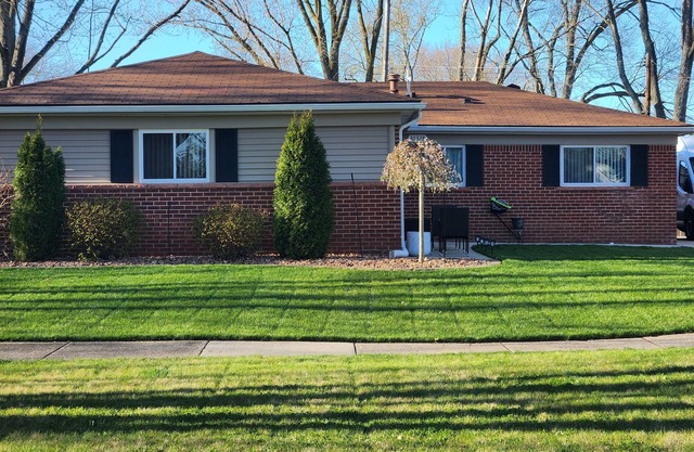Quiet Family Oasis in Farmington Hills, Sleeps 6-10. 20 miles from Downtown