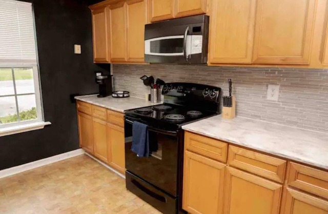 Quiet Family Sized Duplex in a Quiet Subdivision 20 minutes from Wild Adventures