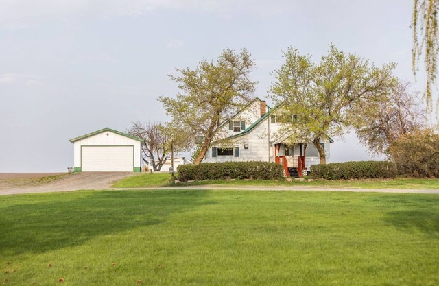 Quiet Farmhouse centrally located between Yellowstone and Jackson Hole and more