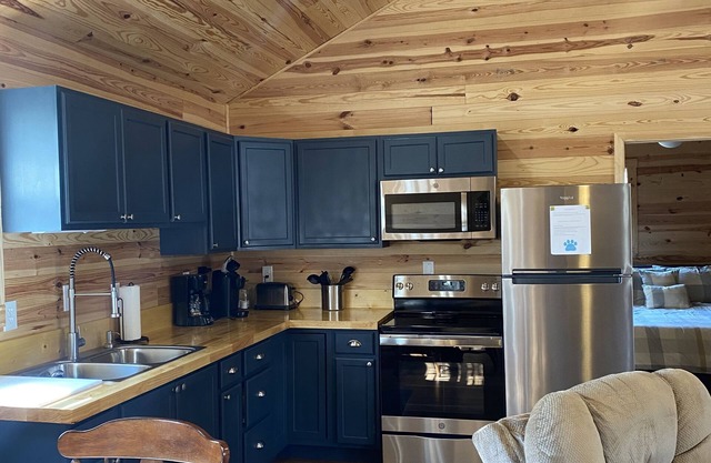 Quiet fishing cottage with lake view. 2 BR/2BA “come catch some memories”