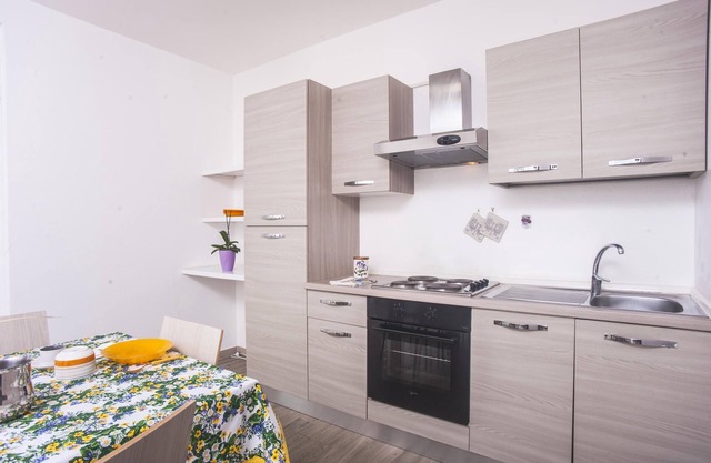 Ruhige Wohnung "Appartamento 1" mit Bergblick, Terrasse, Garten und Klimaanlage; Parkplätze vorhanden