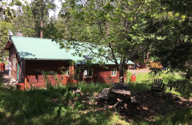 Quiet Forest Retreat in der Nähe von Ashland, Medford, und Jacksonville. Kid & Dog Friendly