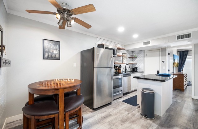 Quiet, freshly renovated apt. with canal access and mountain views