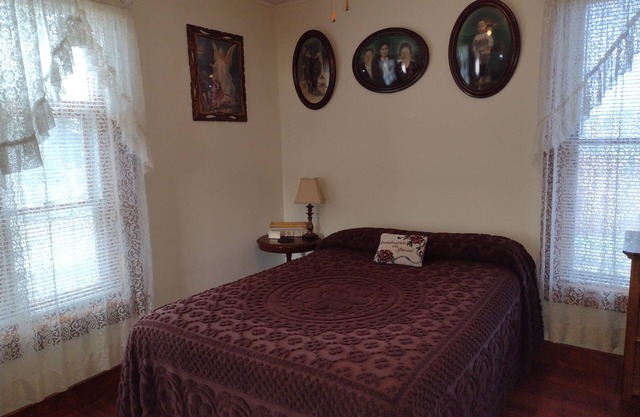 Quiet FULL-SIZE bed close to town 420 friendly