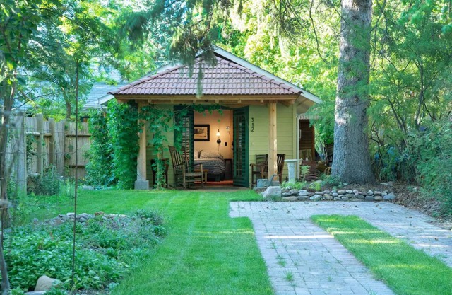Quiet Garden Bungalow in Heart of University Neighborhood