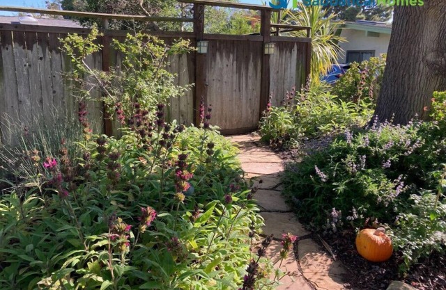 Quiet garden home near the beach
