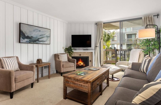 Quiet Garden View Unit in Oceanside Beachfront - NEW APPLIANCES, AC in Bedroom