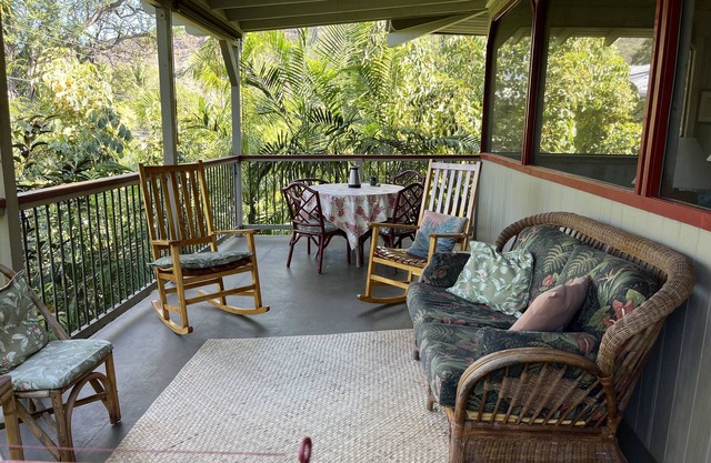 Quiet get-away in Lush Tropical Setting- 5 min walk to snorkeling beach!