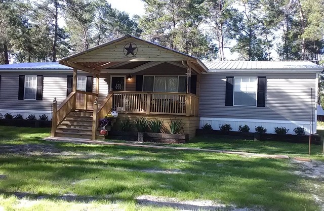 Quiet getaway in updated home in Fl state forest