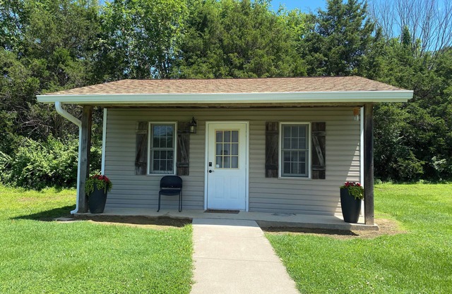 Quiet Getaway - One room cabin near golf courses, state parks, and wineries.