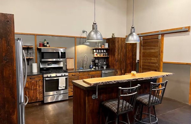 Quiet getaway with land for kids and pets to roam!