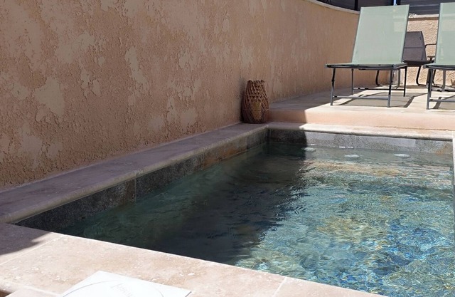 QUIET GITE FOR TWO WITH RELAXING POOL NOT OVERLOOKED + PET