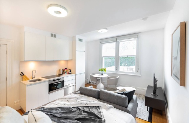 Elegantes Studio in einem denkmalgeschützten Gebäude in der Nähe des Geschäftsviertels