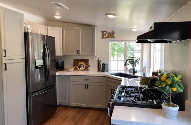 Quiet Gold Country Guest House in the Sierra Nevada Mountains. Pet Friendly!