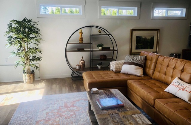 Quiet Haven Steps to All. Gated, Fenced, King Bed!