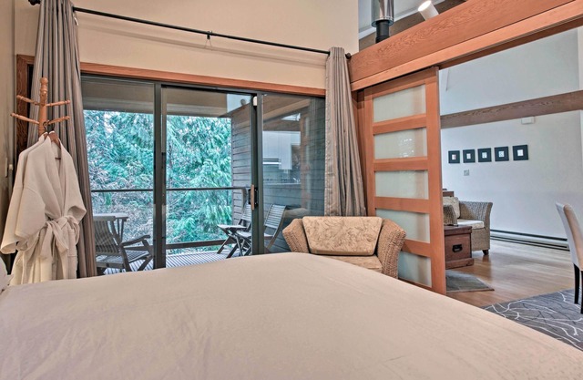 Ruhige versteckte Creekside Home Schritte zum Sechelt Inlet