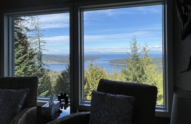 Quiet hilltop first getaway with an amazing mountain and ocean view.