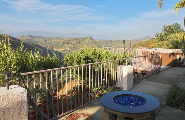 Ruhige Hilltop Haus mit herrlichem Hill Top und Talblick