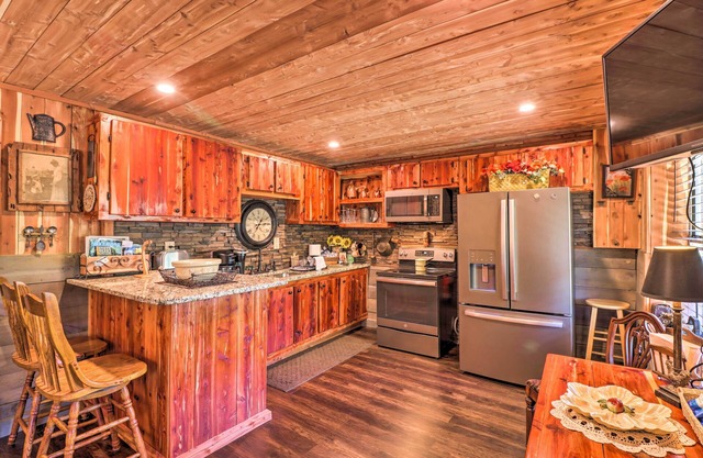 Quiet, Historic Manor: Located in Ghost Town!