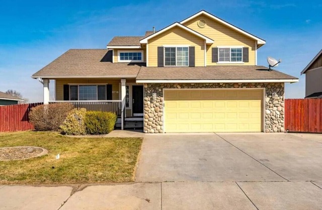 Quiet Home, Fenced Yard, 2 Car Garage 3/2 #8716