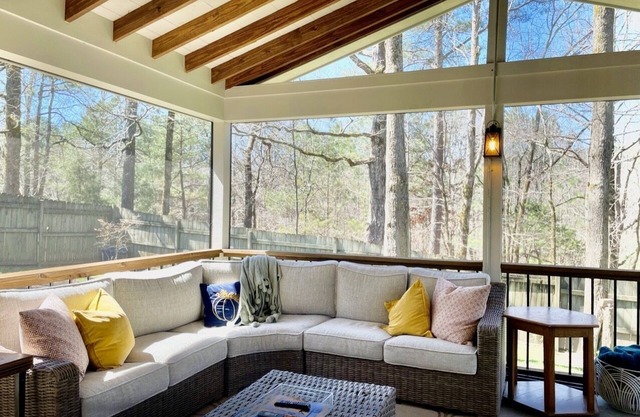 Quiet Home in the Woods, Minutes to Campus with a Gorgeous Back Porch!