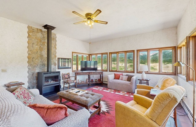 Quiet home with stunning mountain views, pool table, WiFi, W/D & great location