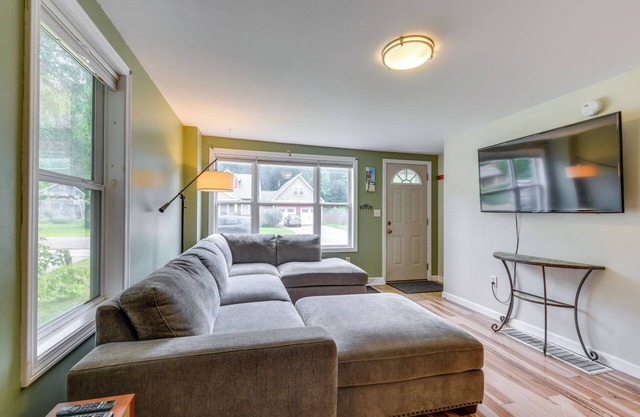 Quiet Home: Yard, Patio, Near Downtown Burlington