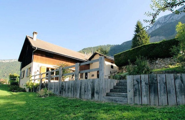 Ruhiges Haus und Garten, zwischen See und Bergen