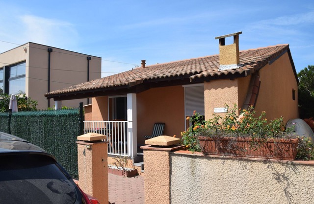 Quiet house 300 M from the beach and close to entertainment and shops