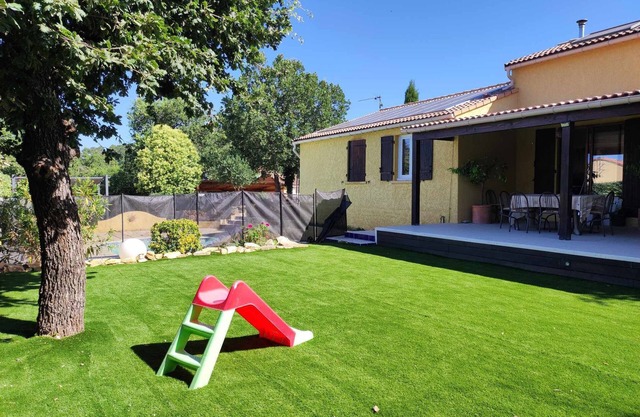 Quiet house with swimming pool