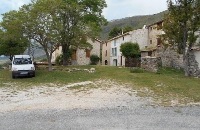 kleines ruhiges Haus in hübschem kleinen Weiler; umgeben von wiesen und wald