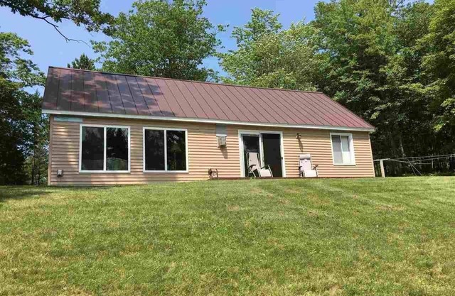 Quiet lakefront cabin with private beach 15 min to Munising & Pictured Rocks!