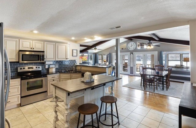 Quiet Lakefront House- Family retreat w/calm water, water toys & large swim dock