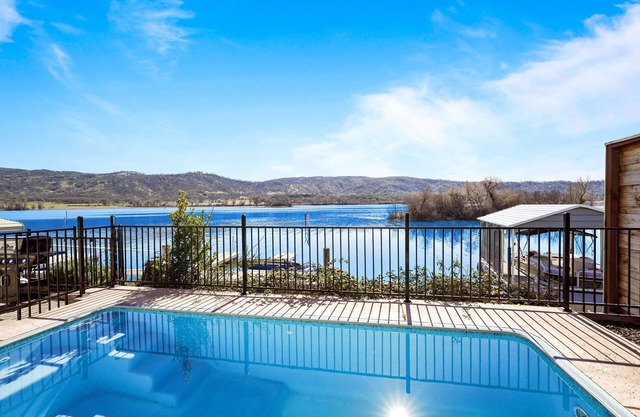 Quiet Lakefront Retreat-Pool/GameRoom/ArcadeGames/Pedal Boats/Kayak/FirePit/Dock