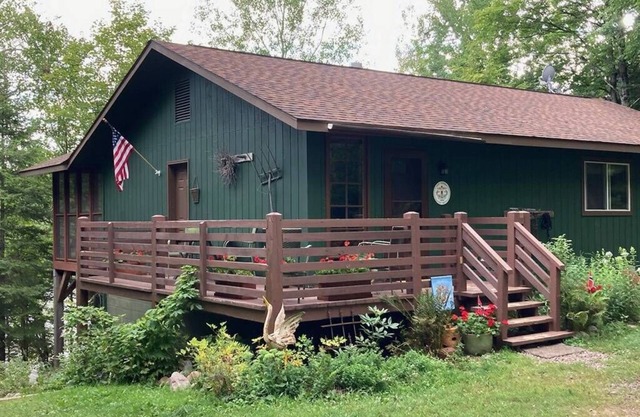 Quiet lakeside cabin close to biking, skiing, hiking, silent sports