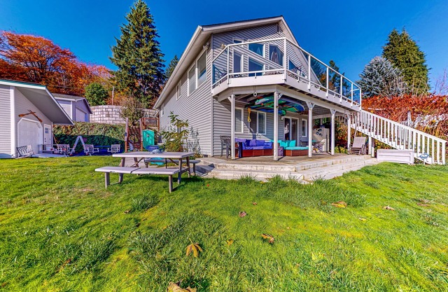 Quiet lakeside retreat with dock & hot tub access, kayaks, & AC - dog-friendly