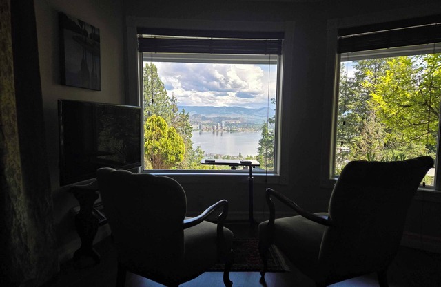 Quiet location with stunning view, close to downtown, wineries, beaches