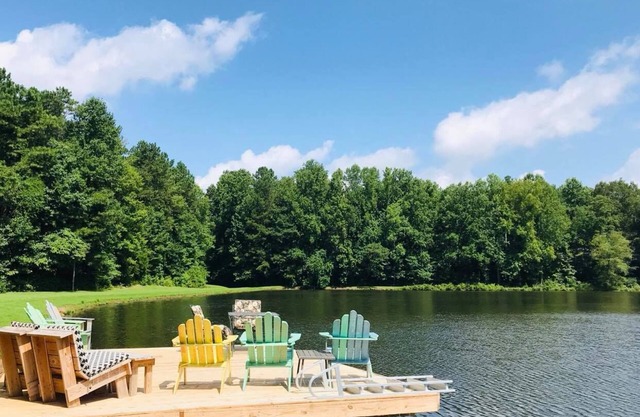 Quiet Loft on acreage and small lake - 18yrs+