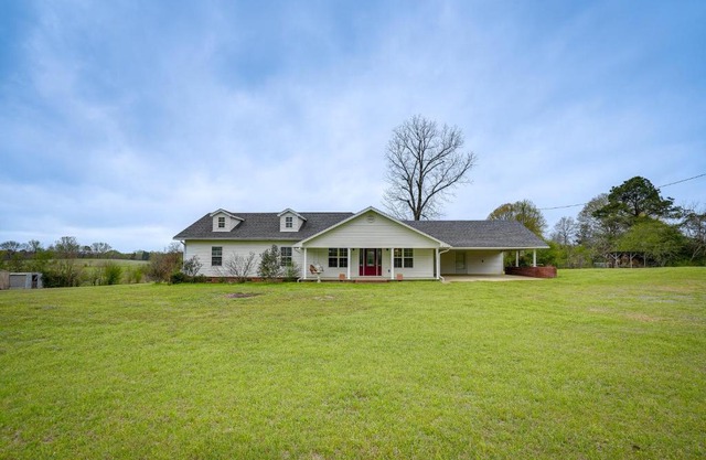 Quiet Marion Getaway with Fireplace!