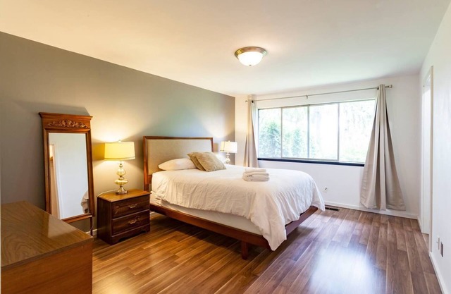 Ruhige Mid-Century Modern Home-Lake Views, WIFI und Parkplatz. 3 Bdms, 1. 5 Bäder.