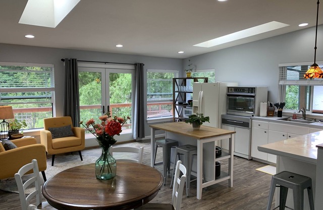 Quiet Modern Apartment on Tidal Estuary near Shops/Parks