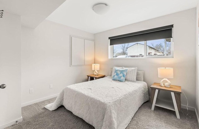 Quiet, modern, stylish, 1 King size & 2Queen beds, central location, parking