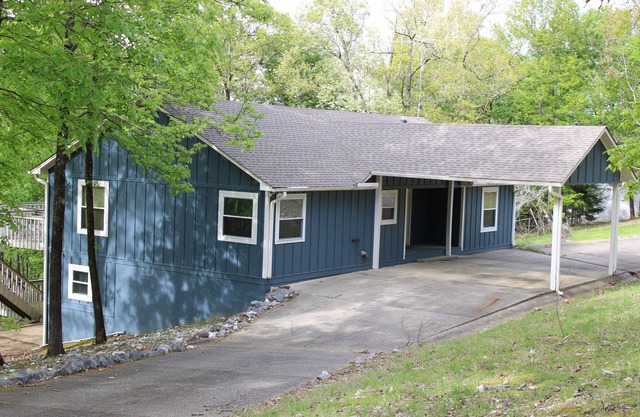Quiet Mountain 3/2 Home with Spectacular Views. Additional bedroom for extra.