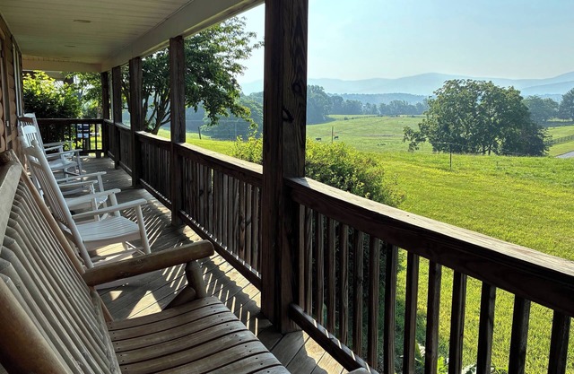 Quiet mountain cabin w/stunning views, access to trail riding and river access!