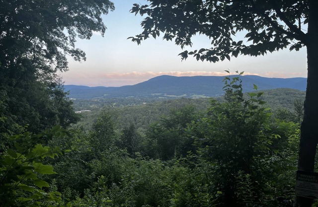 Quiet mountain home w/brook; walking distance to Spring street.