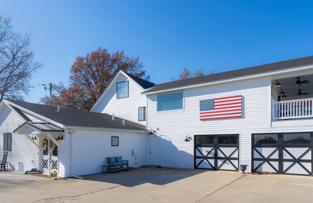 Quiet new farmhouse, sleeps 8-10 with huge kitchen and side yard, & gas grill!